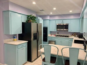 冷蔵庫、電子レンジ、オーブン、コンロ