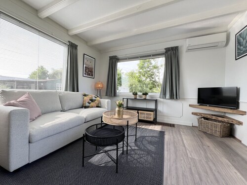 NEW - The Cosy Houseboat - on a lake near Amsterdam