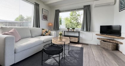 NEW - The Cosy Houseboat - on a lake near Amsterdam