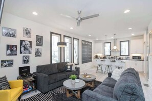 TV, fireplace, offices - The Grand Ole Opry Live! (Nashville)