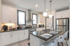 冷蔵庫、電子レンジ、オーブン、コンロ