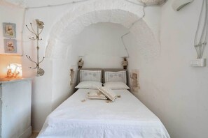 3 bedrooms, iron/ironing board, internet, bed sheets