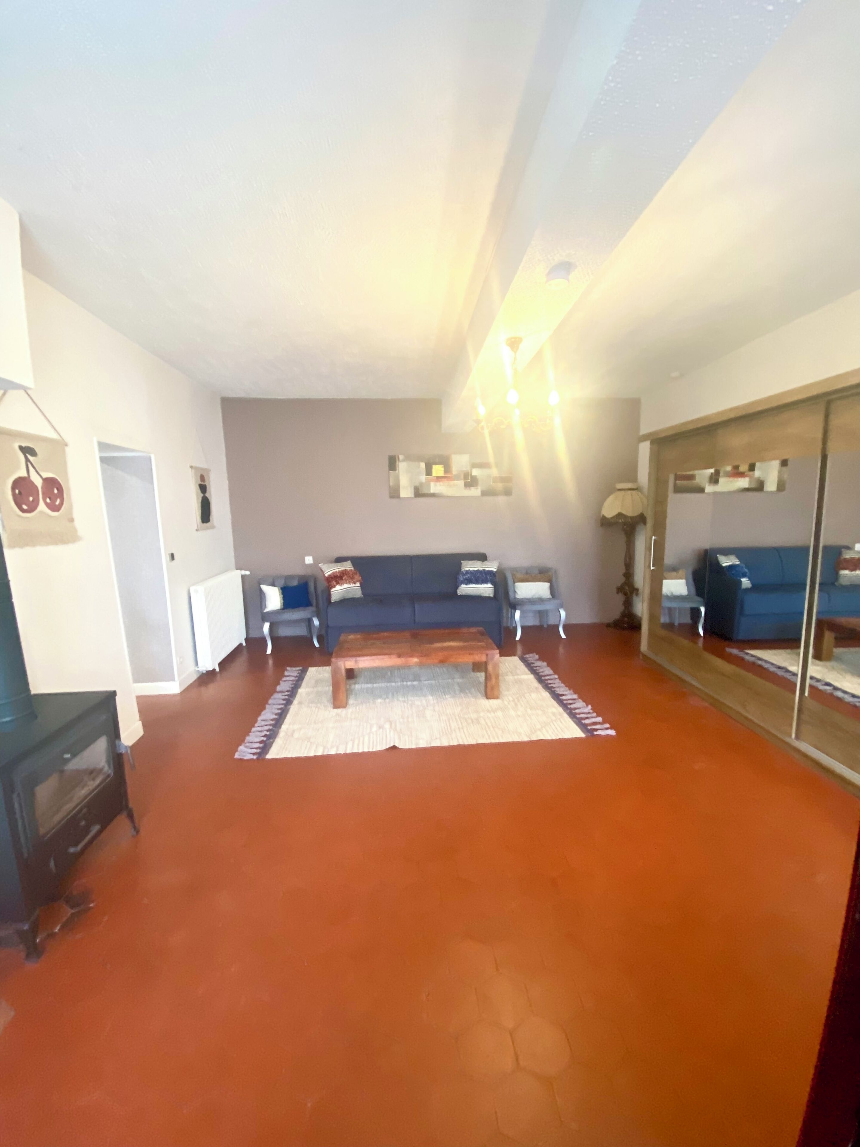 Ein Wohnzimmer mit einer Couch, einem Couchtisch und einem Kamin.