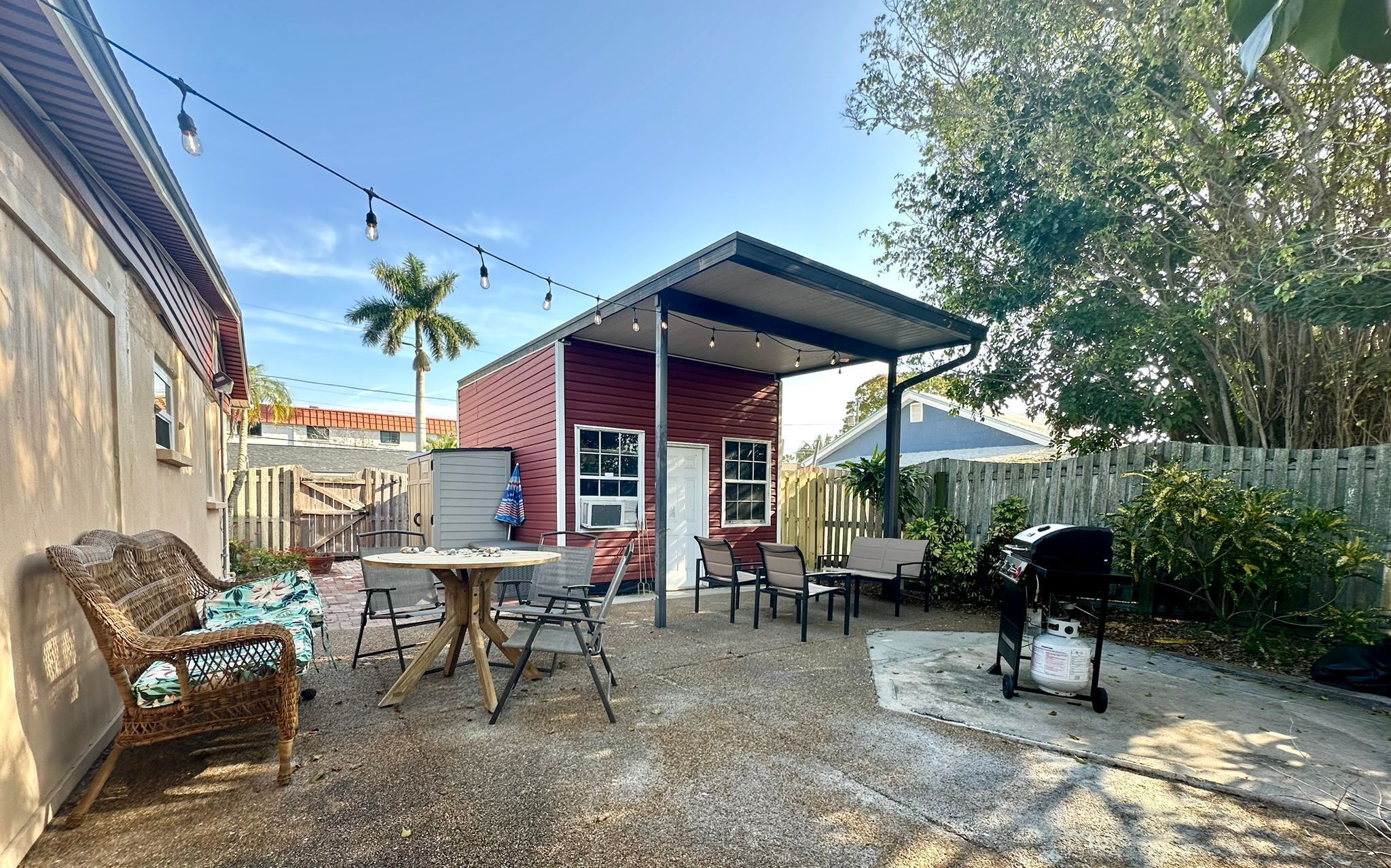 TROPlCAL HAVEN-BBQ/WASHER/DRYER-NEAR BEACH/LAKE/PARK/MALL/GYM/RESTAURANT/MARINA!