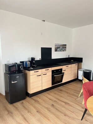 Een microgolfoven, een oven, een kookplaat