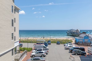 Un hôtel en bord de mer doté d’un parking, offrant une vue sur la plage et donnant accès à une jetée.