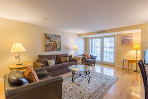 TV - Condo Room 407 1 Bedroom Ocean View Condo (Old Orchard Beach)