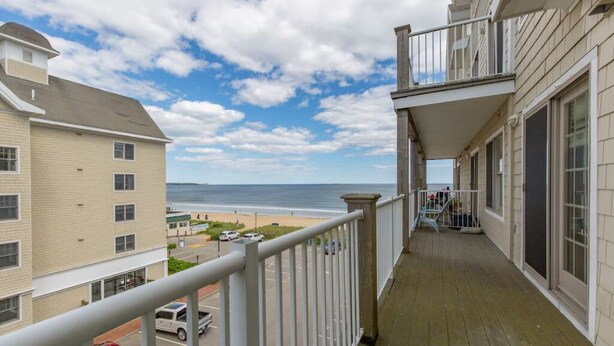 Een balkon met uitzicht op het strand en de oceaan.