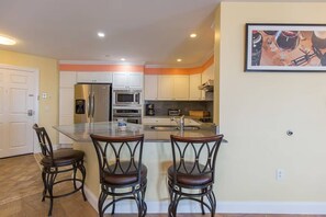 Kylskåp, mikrovågsugn, ugn och spishäll