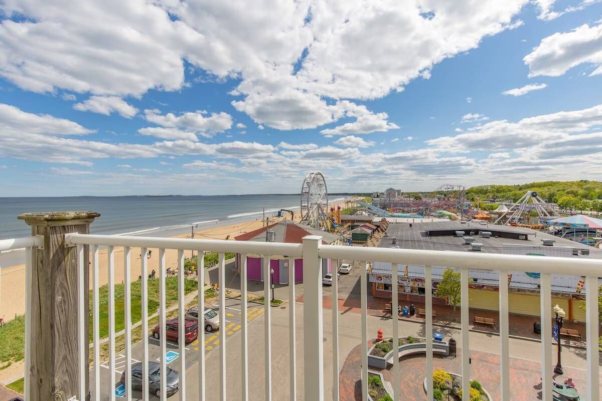 Beautiful Direct Ocean Front 2 bedroom w/ private balcony