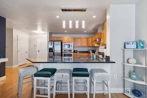 Luxury Ocean View Condo in the Heart of it All