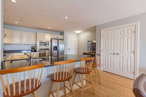 Kylskåp, mikrovågsugn, ugn och spishäll