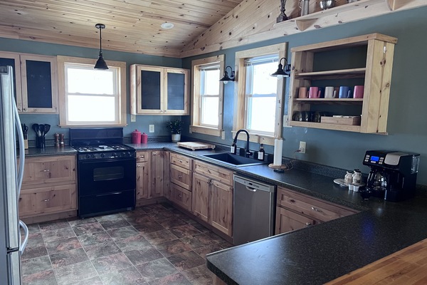 Kjøleskap, mikrobølgeovn, ovn og kokeplater