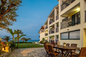 A multi-story hotel with outdoor seating and a view of the ocean. - Sea View Hotel (Zakynthos)