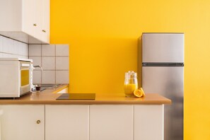 Family Apartment | Private kitchen | Stovetop, toaster, cookware/dishes/utensils, kitchen islands - Sea View Hotel (Zakynthos)