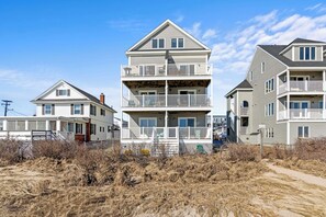Exterior - 3 Bedroom 2 Bathroom Direct Ocean views! (Old Orchard Beach)