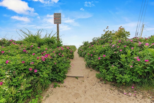 Seaside Village Condo #3- 300 ft to Sandy Beaches!