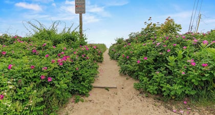 Seaside Village Condo #3- 300 ft to Sandy Beaches!