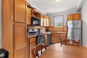 Kylskåp, mikrovågsugn, ugn och spishäll