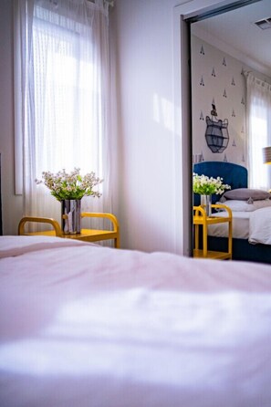 4 habitaciones, escritorio y tabla de planchar con plancha