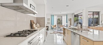 StayAU 4BR Designer Home in Knox