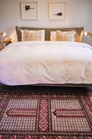 4 bedrooms, desk, iron/ironing board, travel cot