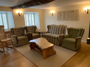 电视、壁炉、书