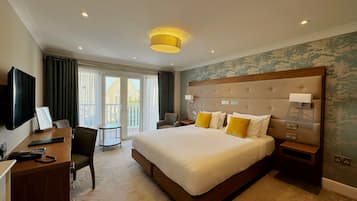 Suite junior | 1 dormitorio, caja fuerte, escritorio y tabla de planchar con plancha