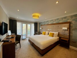 Junior Suite | In-room safe, desk, iron/ironing board, free WiFi