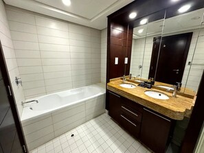 ヘアドライヤー、タオル、石鹸、トイレットペーパー