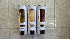 Secador de cabelo, toalhas de banho, sabonete, papel higiênico