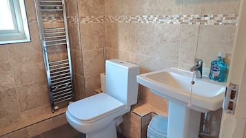 House | Bathroom | Free toiletries, hair dryer, towels, soap