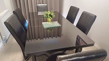 Nhà | Khu vực ăn uống tại phòng