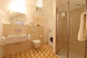 Dusche, Haartrockner, Handtücher, Seife