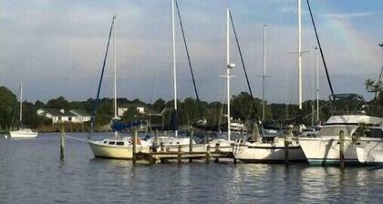 Sailor’s Choice @ Blackwell Point Marina. Pet friendly & boat slips available!