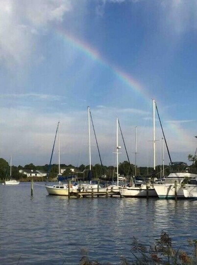 Sailor’s Choice @ Blackwell Point Marina. Pet friendly & boat slips available!