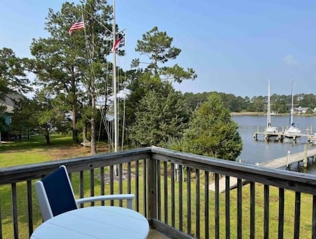 Property grounds. Sailor’s Choice @ Blackwell Point Marina. Pet friendly & boat slips available!