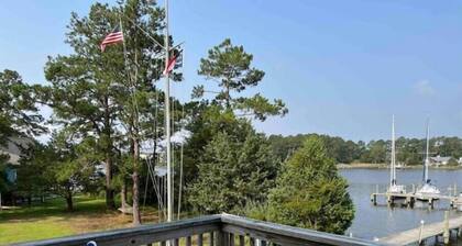 Sailor’s Choice @ Blackwell Point Marina. Pet friendly & boat slips available!