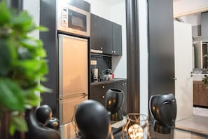 Fridge, stovetop, coffee/tea maker, electric kettle