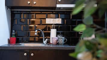 Fridge, stovetop, coffee/tea maker, electric kettle