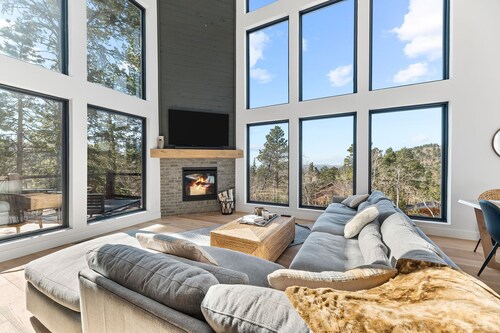 Norski - Hot Tub, Sauna,New Modern Cabin with Amazing Views