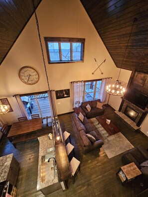 Een open haard en tafelvoetbal