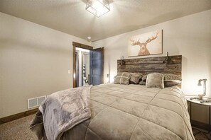 4 bedrooms, WiFi, bed sheets - Timberland lodge Hot tub and Foosball (Lead)