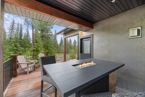 Outdoor dining - Brand new, heart of the Black Hills, game room, hot tub (Lead)