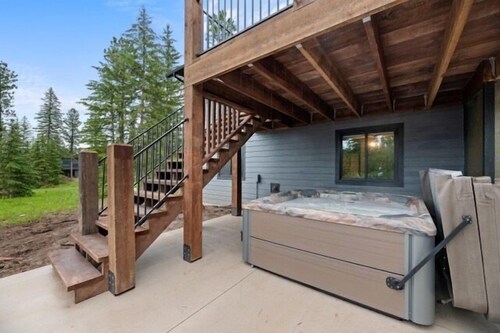 Brand new, heart of the Black Hills, game room, hot tub