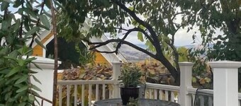 Luxuriously comfortable & peaceful getaway downtown Ashland, with views.  