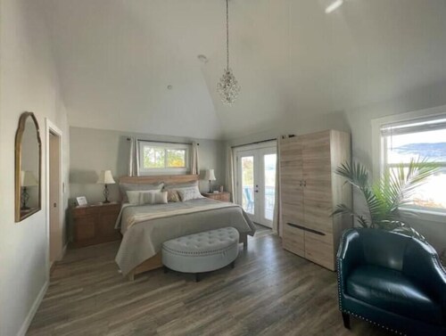 Luxuriously comfortable & peaceful getaway downtown Ashland, with views.  