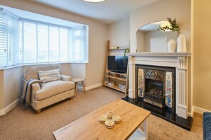 Fernseher, Kamin, Bücher, Arbeitsbereiche