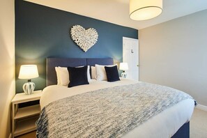 4 bedrooms, iron/ironing board, WiFi, bed sheets