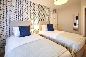 4 habitaciones, tabla de planchar con plancha, wifi y ropa de cama 